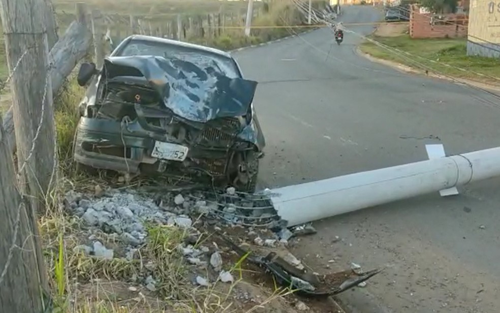 Carro que bateu em poste, em Campinas, teve a traseira destruída — Foto: Wagner Souza/EPTV