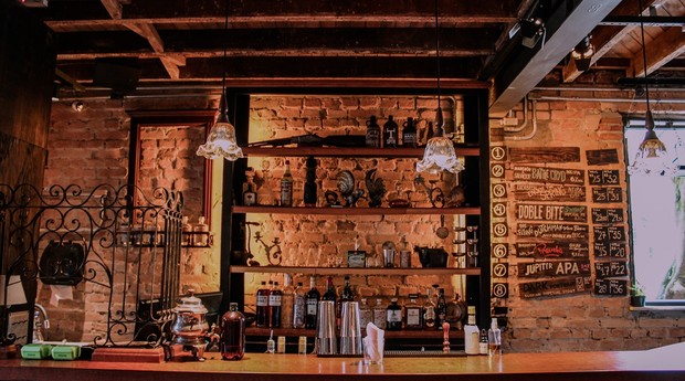 O bar foi criado para passar a atmosfera do local onde o personagem Juan Caloto se esconde entre as missões no faroeste (Foto: Divulgação)