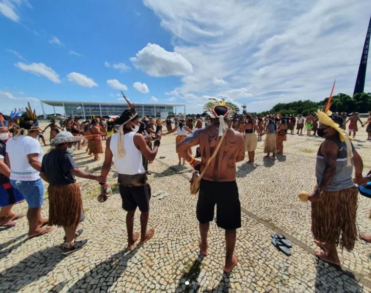 Cerca de 150 indígenas, de oito povos da Bahia, na Praça dos Três Poderes, em Brasília (Foto: Marina Oliveira/Cimi)