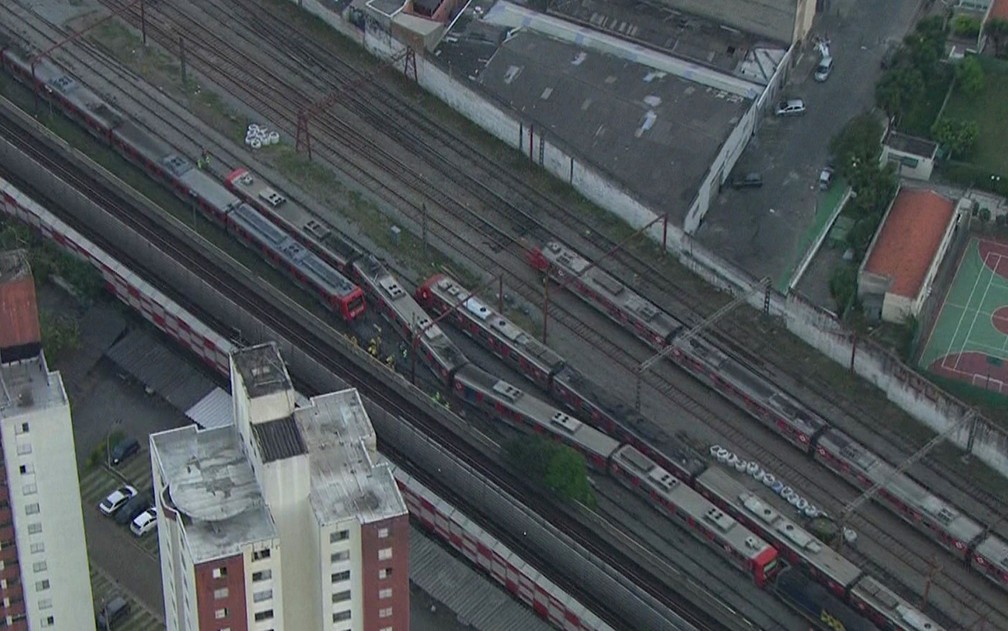 Trem da CPTM descarrila perto da estaÃ§Ã£o BrÃ¡s da Linha 12-Safira (Foto: ReproduÃ§Ã£o/TV Globo)