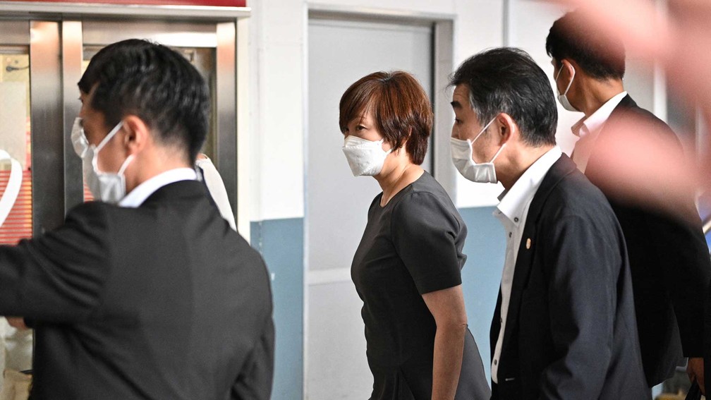 Akie Abe, mulher do ex-primeiro-ministro japonês Shinzo Abe, chega ao Hospital Universitário de Nara — Foto: Philip Fong / AFP Photo