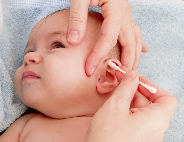 Limpar o ouvido com hastes flexíveis nem sempre é uma boa ideia (Foto: Thinkstock)