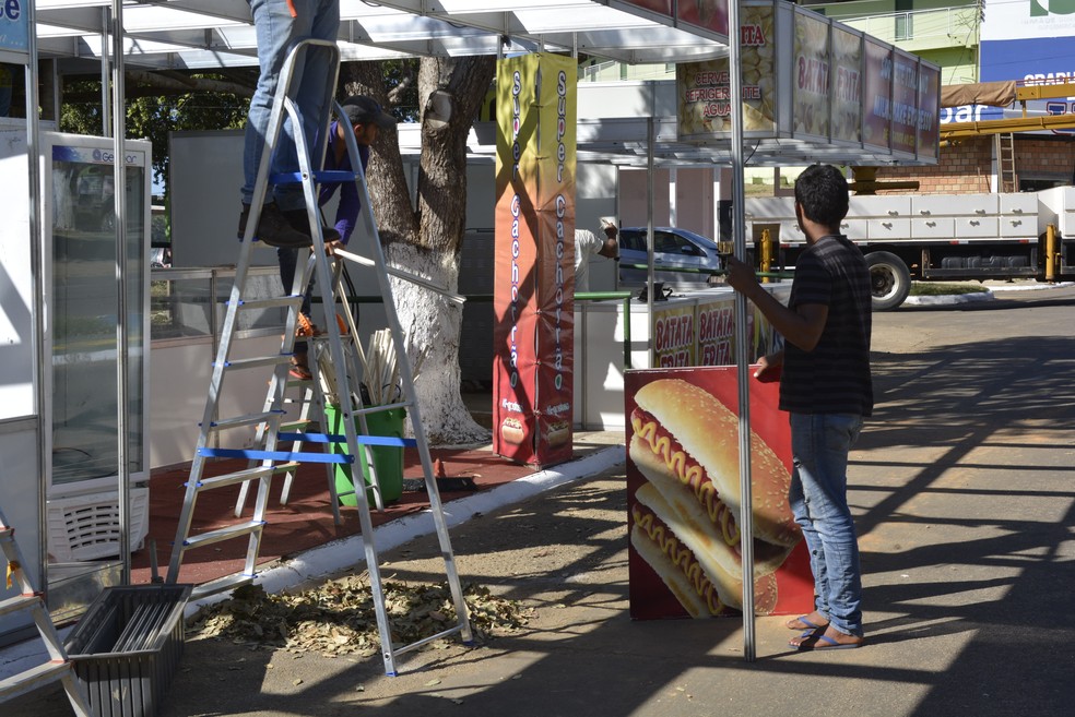 Kilvia Saraiva viajou do Paran&aacute; at&eacute; Ariquemes para montar uma barraca de cachorro-quente (Foto: Di&ecirc;go Holanda/G1)
