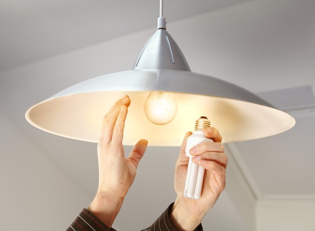 Estudo britânico mostra que millennials têm dificuldades para trocar lâmpadas, consertar equipamentos e até apertar parafusos, pois não se sentem confiantes o suficiente (Foto: GettyImages)