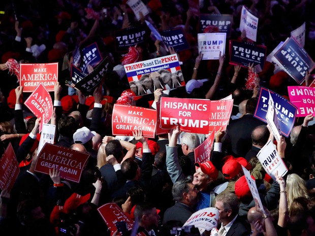 Apoiadores de Donald Trump comemoram os resultados da eleição presidencial nas ruas de Nova York (Foto: Andrew Kelly/Reuters)