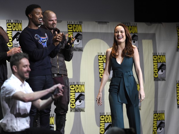 Brie Larson caminha no palco da Marvel na Comic-Con durante o anúncio em San Diego (Foto: Chris Pizzello/Invision/AP)