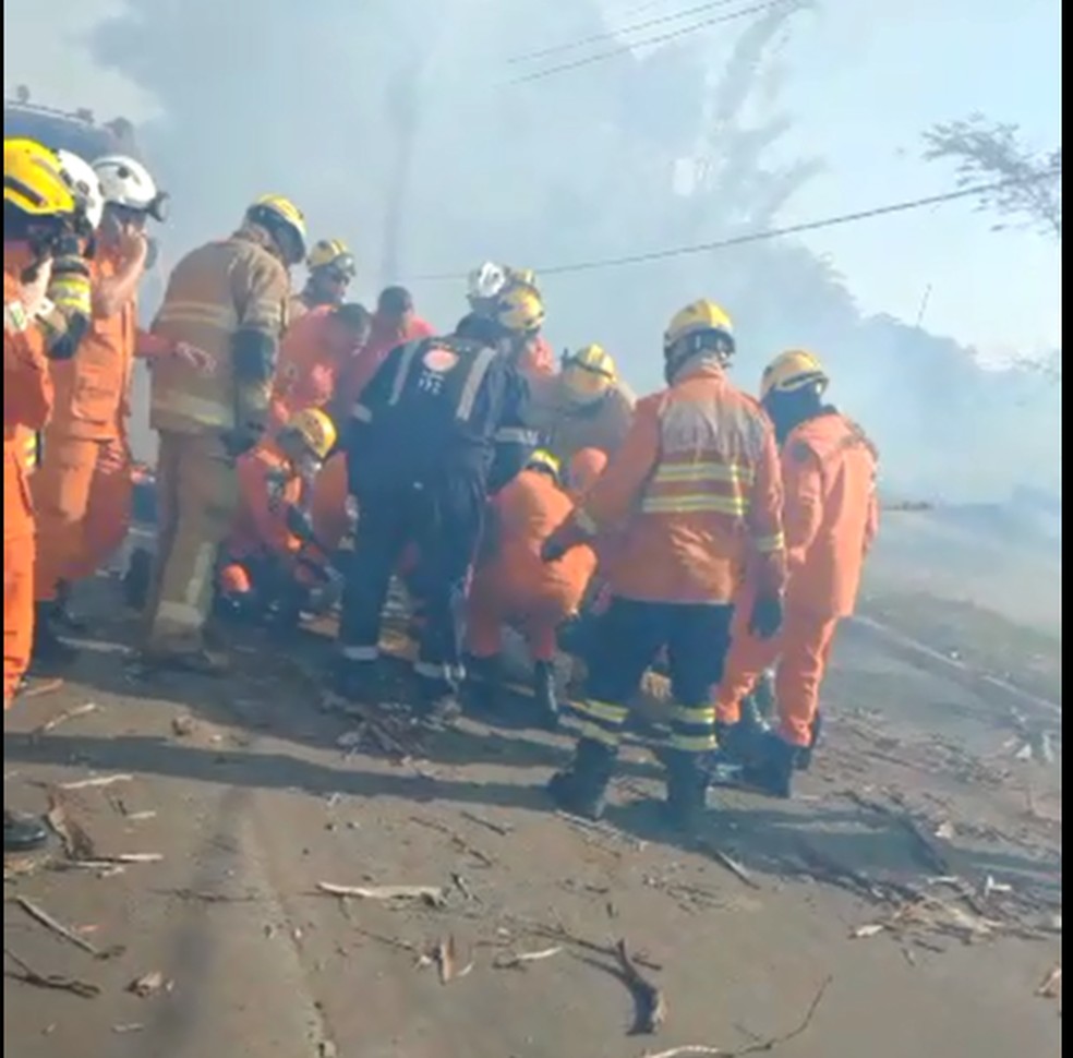 Corpo de Bombeiros atende a militar ferida durante ação de combate a incêndio no DF  — Foto: Arquivo pessoal