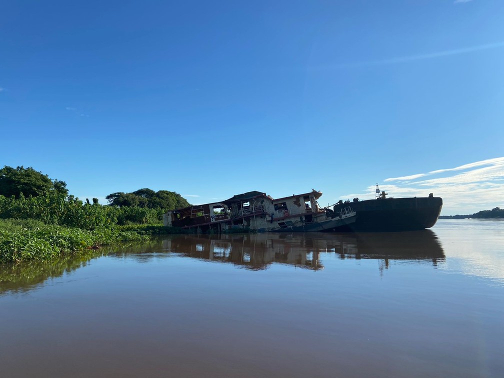 Barco Carcará segue no rio Paraguai, em MS — Foto: Caio Tumelero/TV Morena
