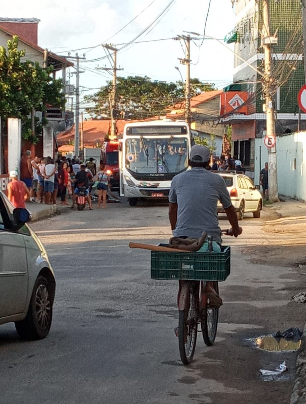 Idoso foi atropelado por ônibus em São Pedro da Aldeia, no RJ — Foto: Redes sociais