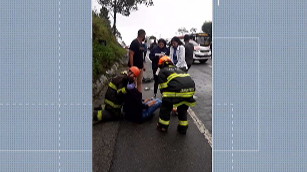 Atendimento a ferida após capotamento de carro na Rodovia Mogi-Dutra — Foto: Reprodução/TV Diário