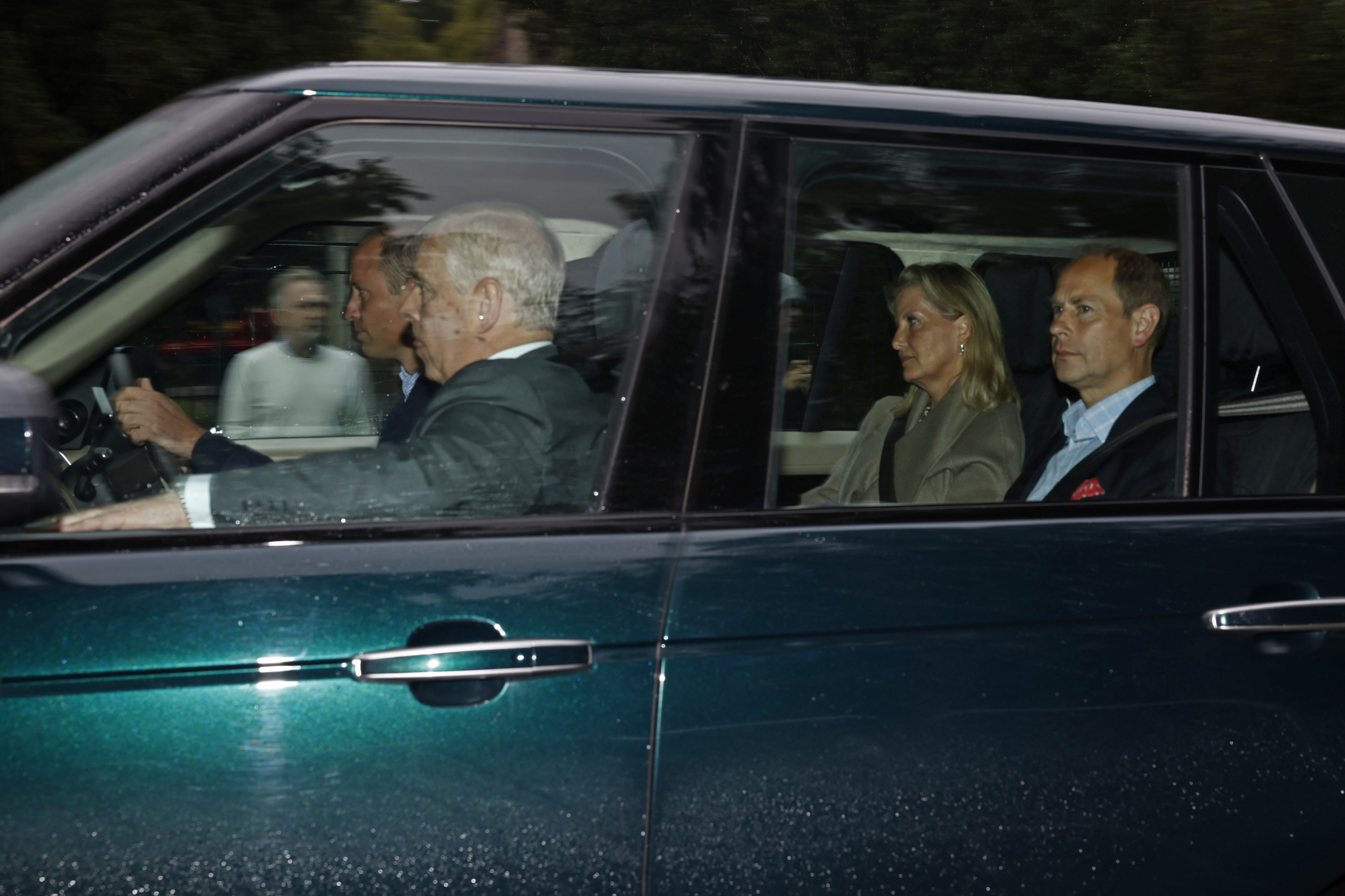 ABERDEEN, SCOTLAND - SEPTEMBER 08: (L-R) Prince William, Duke of Cambridge, Prince Andrew, Duke of York, Sophie, Countess of Wessex and Edward, Earl of Wessex arrive to see Queen Elizabeth at Balmoral Castle on September 8, 2022 in Aberdeen, Scotland. Buc (Foto: Getty Images)