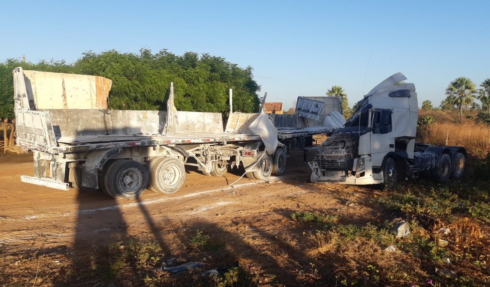 Caminhão bate em morro e tomba na BR-222 em São João da Fronteira, no Norte do Piauí — Foto: Divulgação/PRF