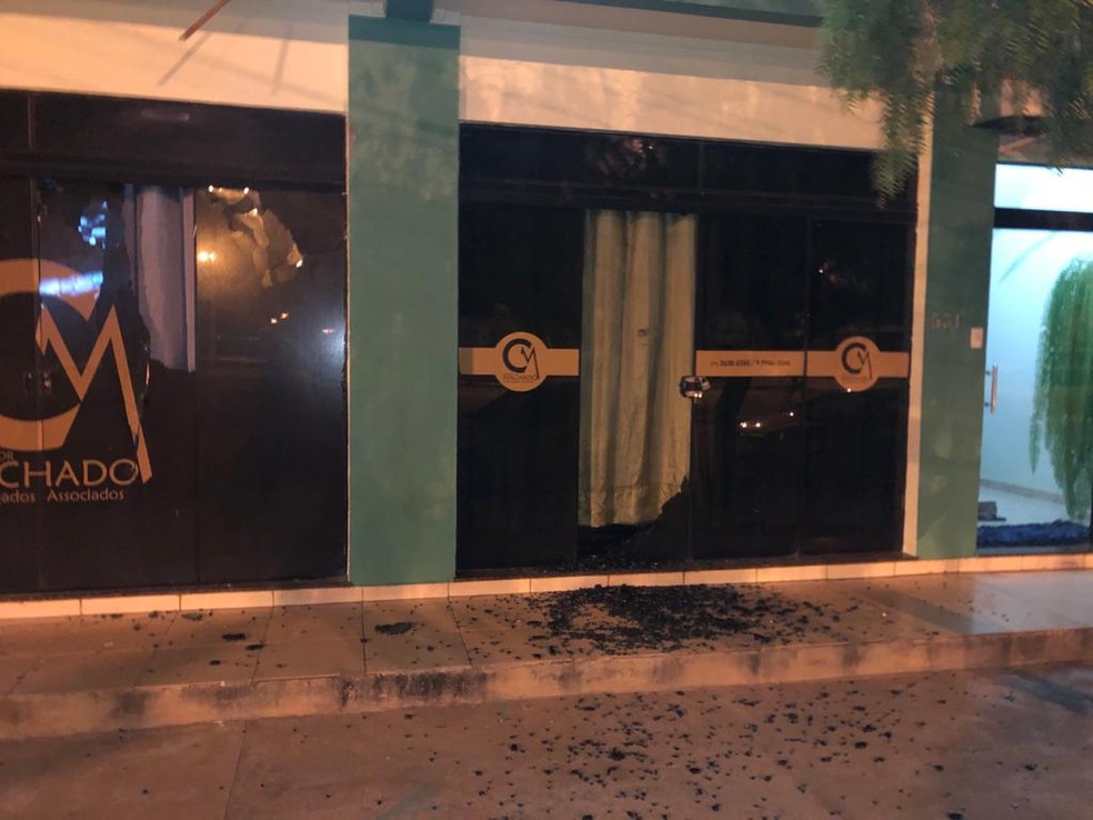 Escrit&oacute;rio de advogado &eacute; alvo de tiros no oeste da Bahia &mdash; Foto: JB Not&iacute;cias