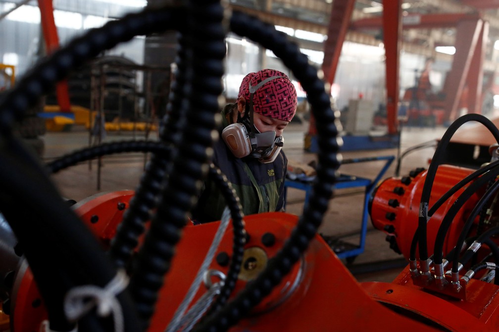 Uma mulher trabalha em fábrica na província de Hebei, China — Foto: Thomas Peter / Reuters
