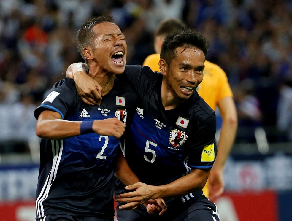 Ideguchi Yosuke e Nagatomo comemoram segundo gol do Japão (Foto: Reuters)
