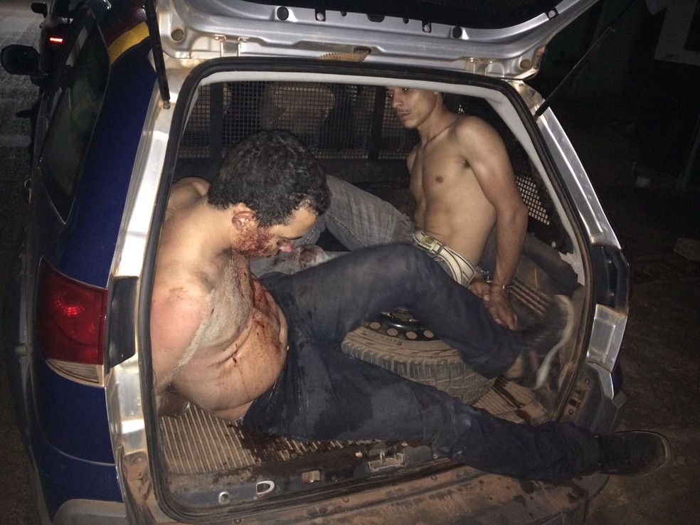 Dois foram presos suspeitos de fazer famlia refm e entrar em tiroteio contra policiais em So Flix do Araguaia (Foto: Polcia Civil de Mato Grosso)