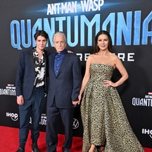 Dylan Michael Douglas, Michael Douglas e Catherine Zeta-Jones — Foto: Getty Images