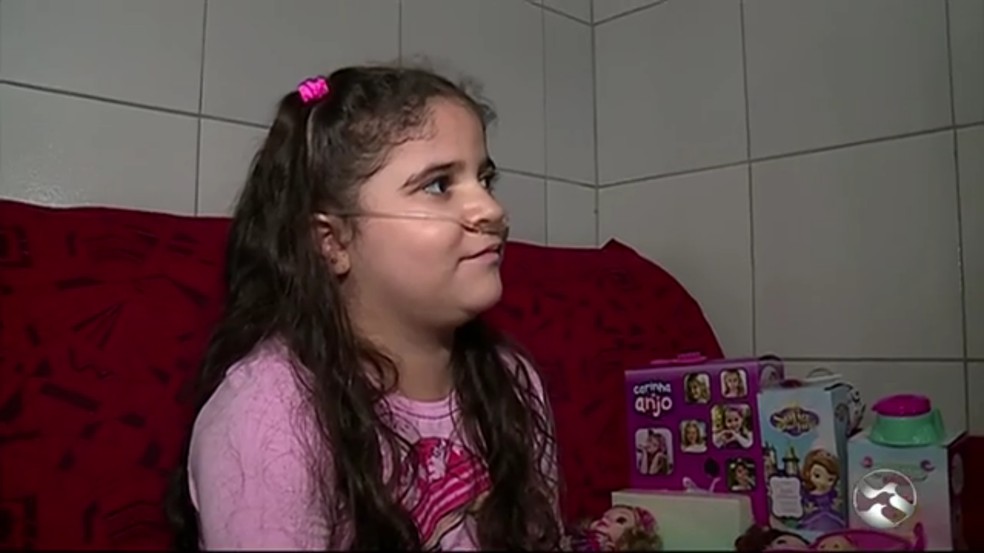 Menina de seis anos ganhou aparelhos da PM (Foto: Reprodu&ccedil;&atilde;o/TV Asa Branca)