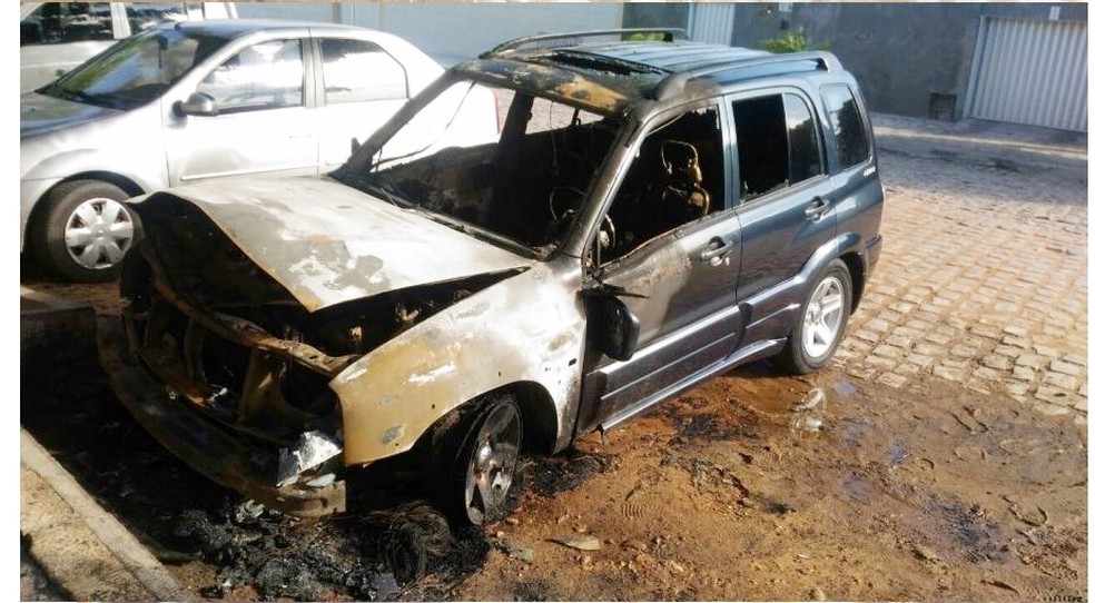 Carro foi destruído pelas chamas (Foto: Marcelino Neto)