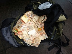 Quantia em dinheiro foi levada dentro de uma mochila (Foto: Brigada Militar/Divulgação)