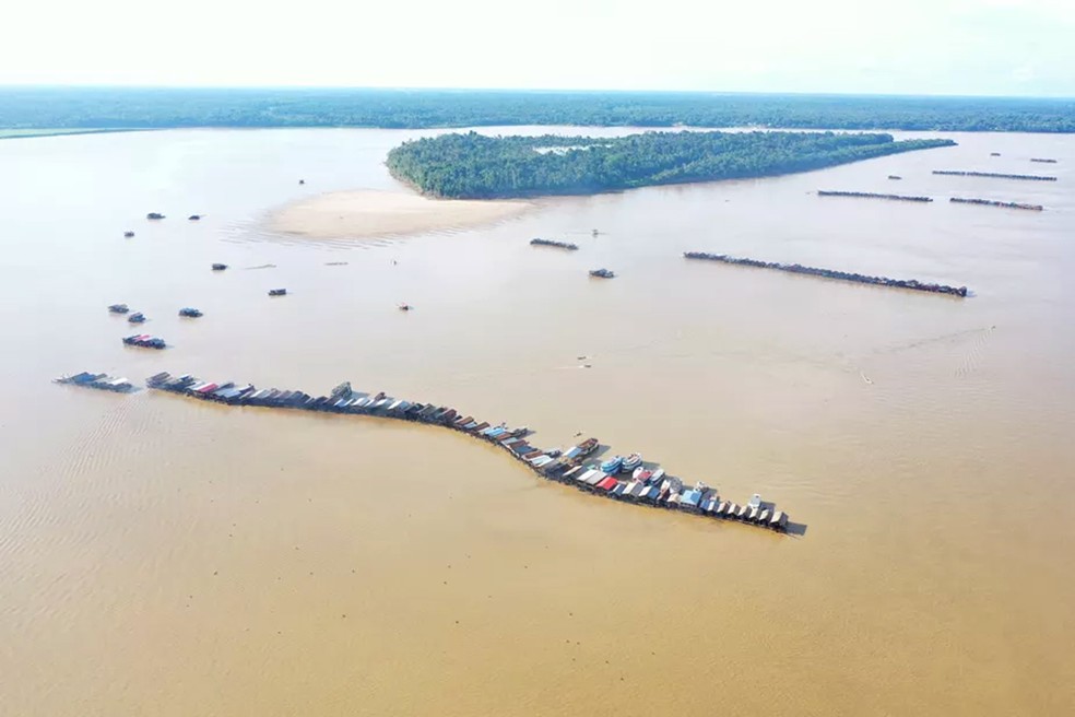 Balsas de garimpo no Rio Madeira há oito meses; época do ano propiciou retorno, segundo o Greenpeace — Foto: Silas Laurentino