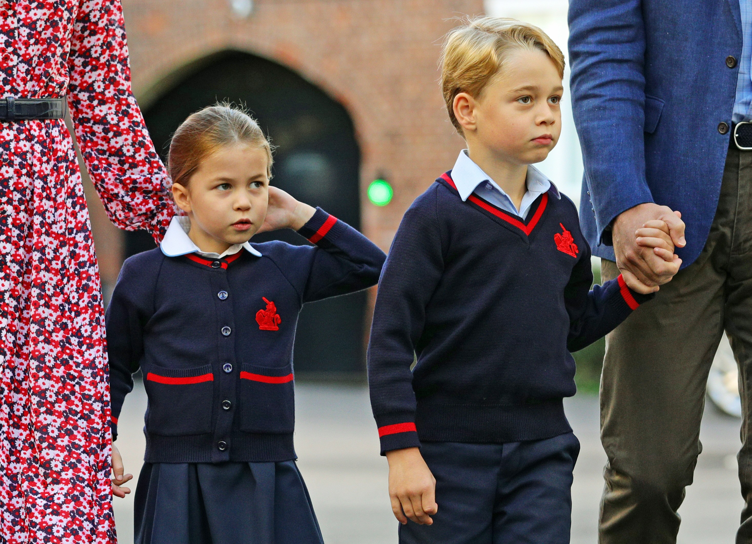 Princesa Charlotte e Príncipe George chegando à Thomas's Battersea (Foto: Getty Images)