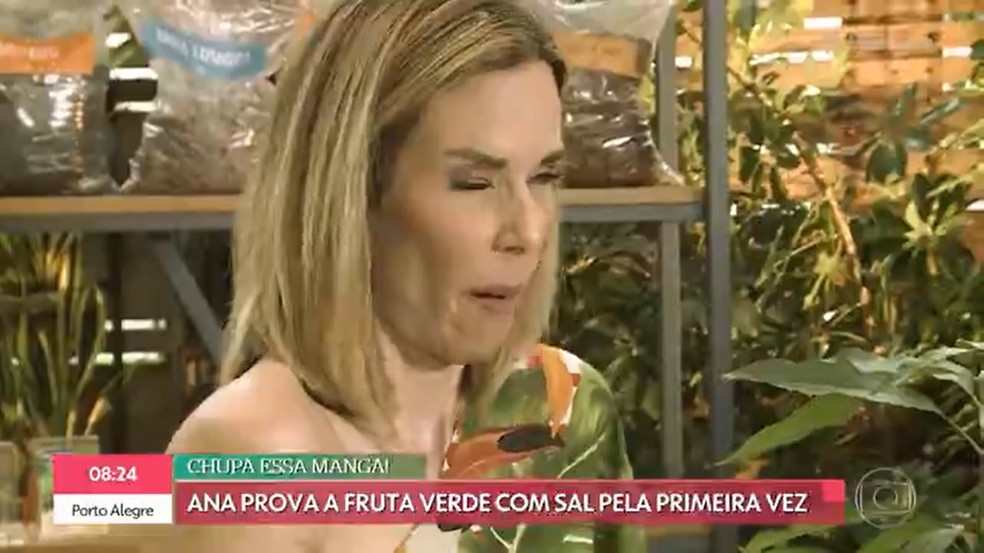 Ana Furtado faz careta na hora de provar manga com sal — Foto: Globo