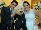 Sem filhos, casal do DF 'cria' urso de pelúcia de 2 anos como criança