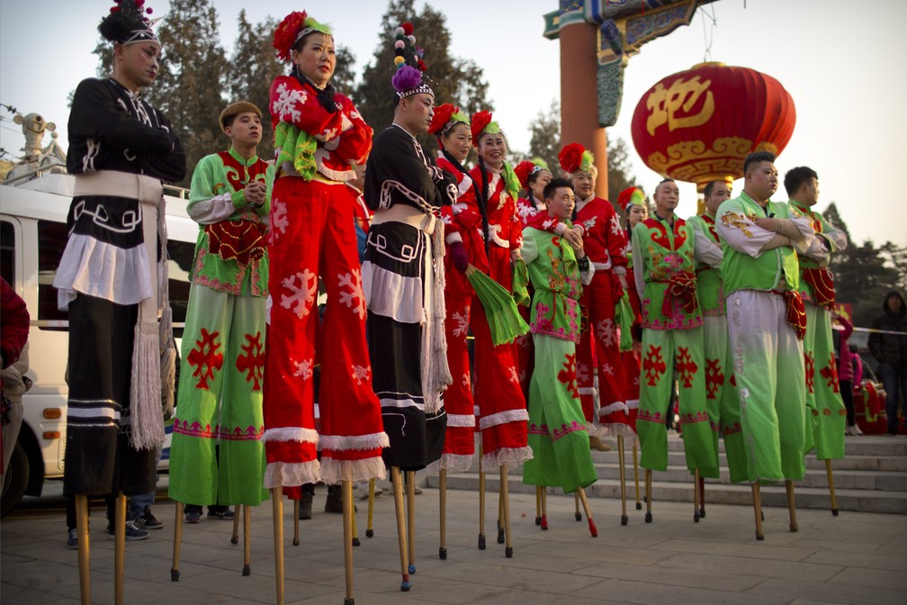 Pernas de pau esperam para se apresentar nesta terça-feira (5) em comemorações ao Ano Novo Chinês em Beijing — Foto: Mark Schiefelbein/AP Photo