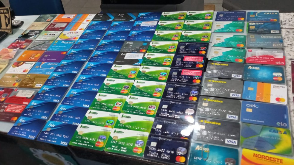 Mais de 70 cartões bancários das vítimas foram apreendidos na casa do suspeito. — Foto: Divulgação/Polícia Civil