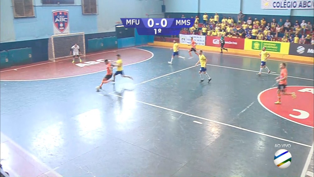 Momento em que Tibinha chuta para fazer o gol que decidiu o título da Copa Morena 2021 — Foto: Reprodução/TV Morena