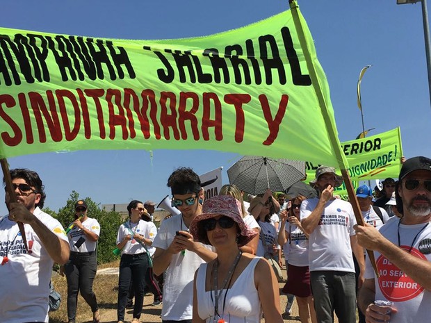 Servidores do Itamaraty durante protesto por reajuste salariam em Brasília nesta sexta-feira (9) (Foto: Gabriel Luiz/G1)