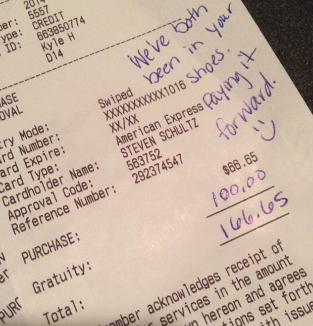 Imagem da conta do restaurante postada por Makenzie no Facebook, com o adicional de US$ 100: 