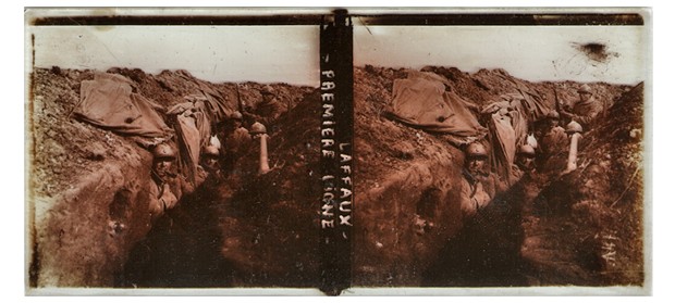 Uma das fotografias mostram soldados em uma trincheira (Foto: Chris A. Hughes)
