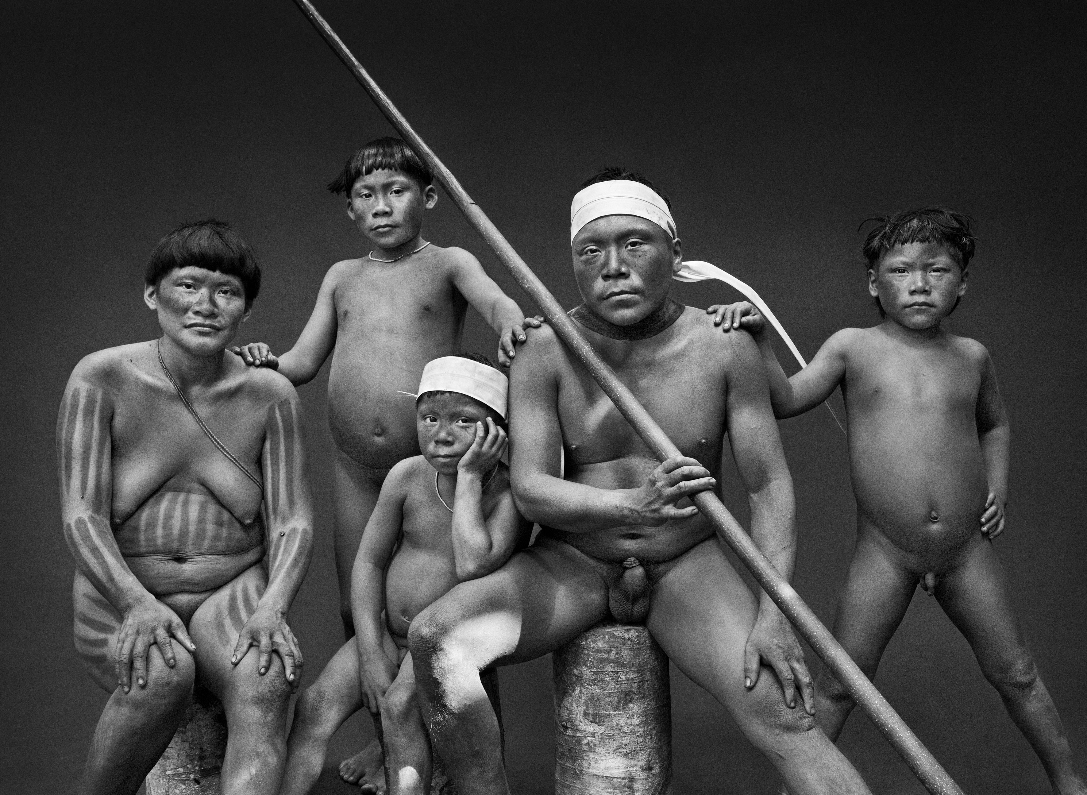 A família Pinu Korubo, contatada em 2014. Da esquerda para a direita: Nayl,a mãe; seu filho Vali, em pé,  atrás; seu filho Wanka Vakwë, sentado ao centro; Pinu, o pai, sentado; seu filho Kanikit, em pé à direita. Acampamento de caça. Rio Ituí, Terra Indígena do Vale do Javari. Estado do Amazonas, 2017. (Foto: Sebastião Salgado / Divulgação )