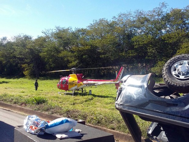 Carro capotou na BR-381, em São Gonçalo do Sapucaí, MG; uma mulher de 23 anos morreu no local (Foto: Polícia Rodoviária Federal)