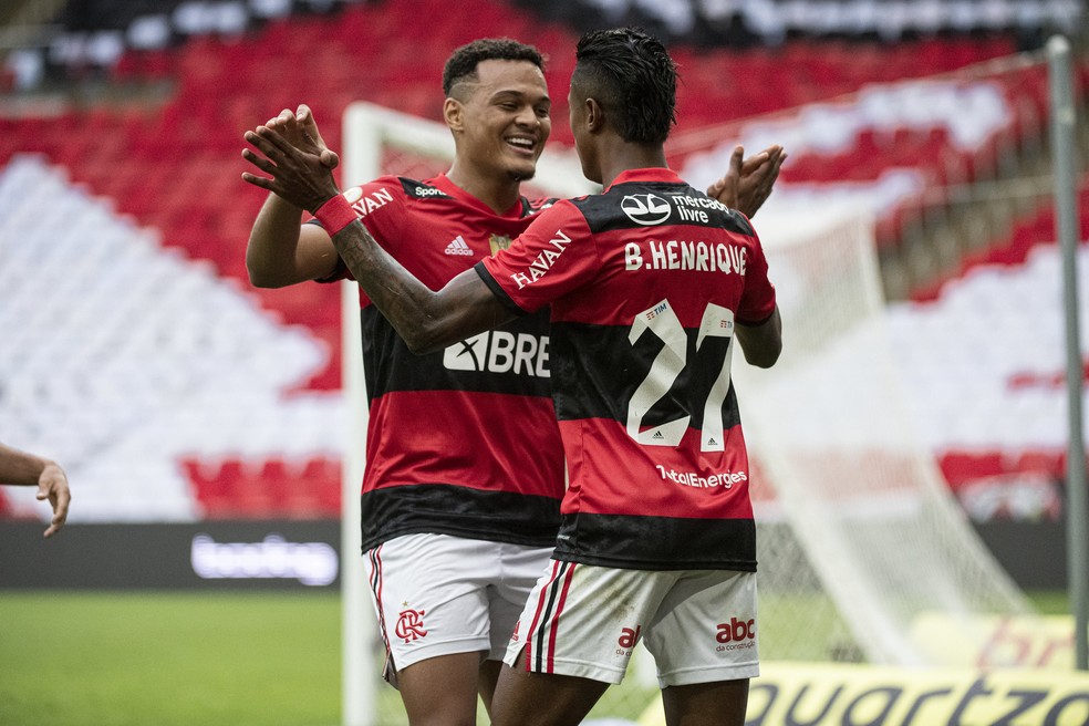 Bruno Henrique e Muniz, autores dos gols do Flamengo contra o América-MG — Foto: Alexandre Vidal/Flamengo