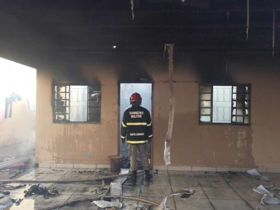 Casa é destruída em incêndio que teria sido provocado por criança de 3 anos durante brincadeira em Tangará da Serra — Foto: Tangará em Foco