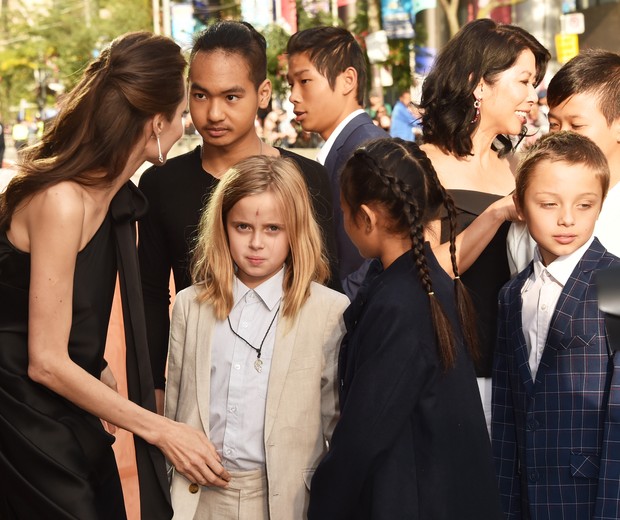 Angelina Jolie adotou 3 crianças e teve 3 biológicos. Imagina organizar todo mundo pra foto? (Foto: Getty Images)