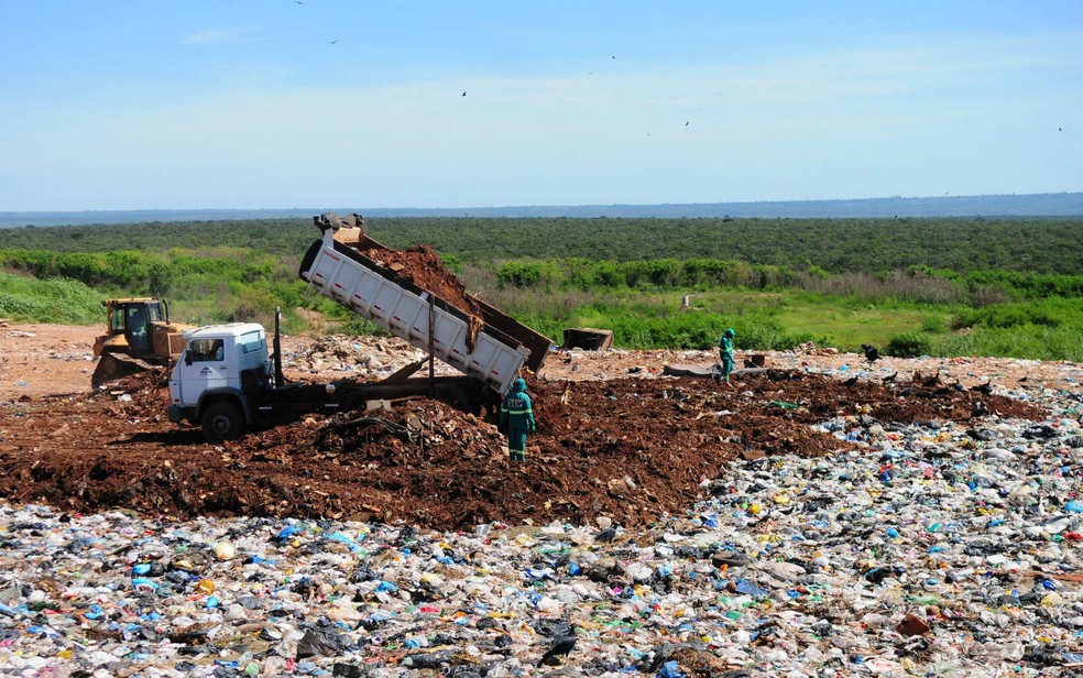 Caminhões despejam terra para cobrir antigo Lixão da Estrutural, em Brasília (Foto: Dênio Simões/Agência Brasília)