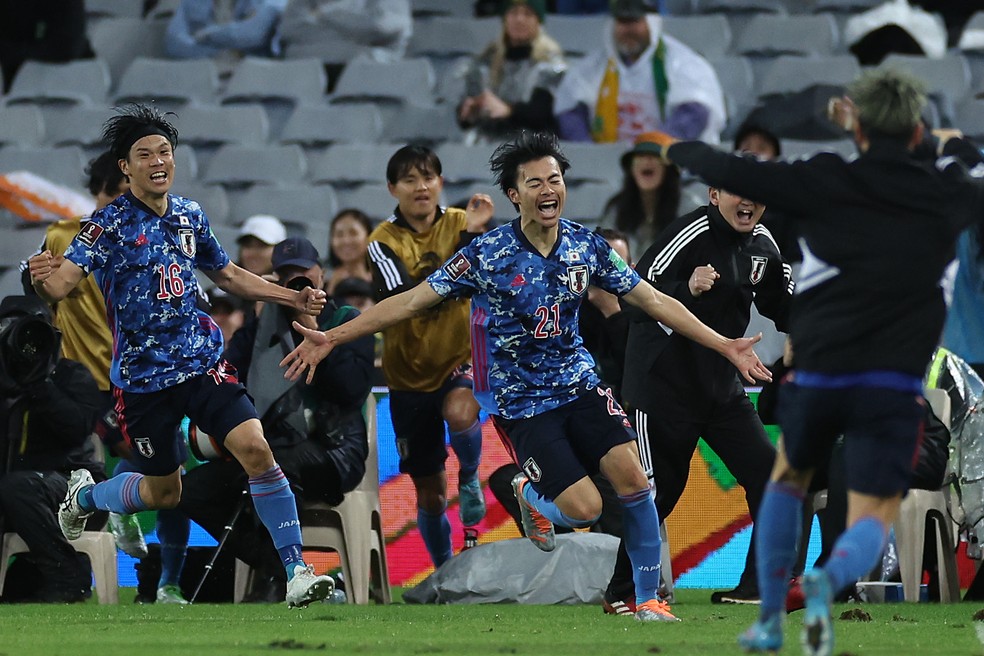 Mitoma comemora um dos gols que garantiram vaga ao Japão na Copa do Mundo — Foto: Cameron Spencer/Getty Images