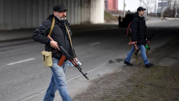Voluntários ucranianos receberam armas das autoridades para enfrentar os russos nas ruas (Foto: DANIEL LEAL/GETTY IMAGES via BBC)