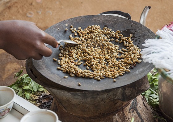 Toda a Cerimônia do Café começa com a torrefação dos grãos secos da semente (Foto: © Haroldo Castro/ÉPOCA)