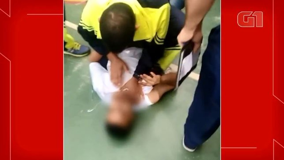 Polícia Militar derruba estudante do Centro de Ensino 7 de Ceilândia, no DF — Foto: Reprodução