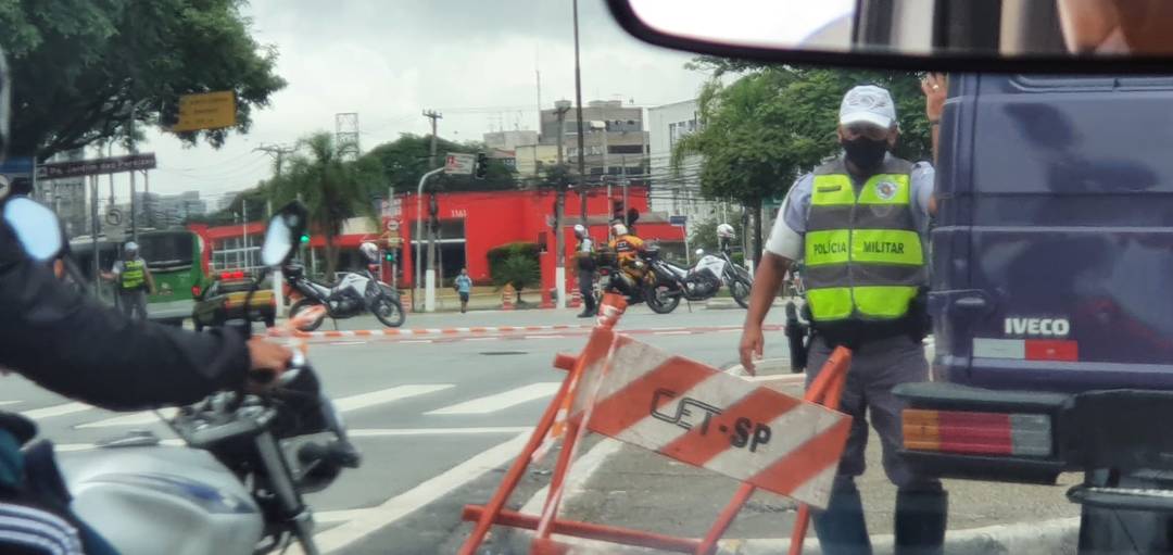 Bloqueio da PM na Avenida Marquês de São Vicente após desmoronamento na obra do Metrô em SP