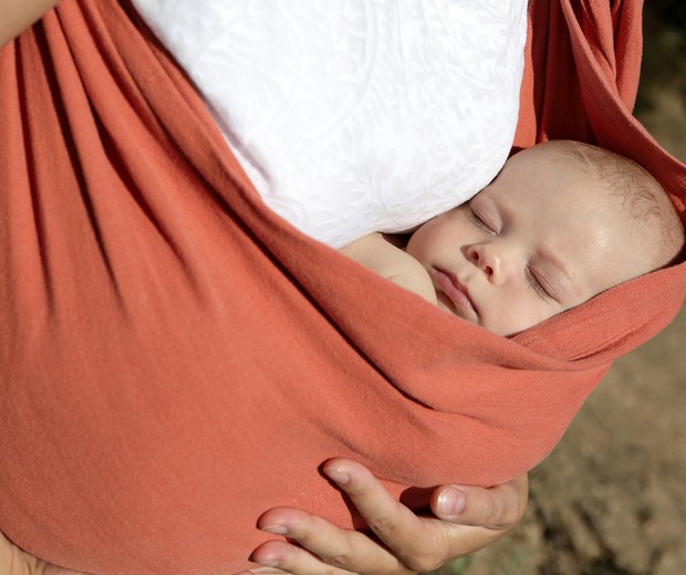 Bebê no sling (Foto: Thinkstock)