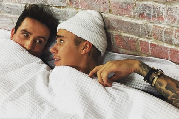 Justin Bieber e Nick Grimshaw dividem as cobertas em uma cama (Foto: Reprodução Instagram)