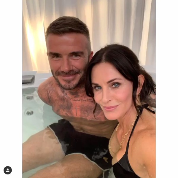 David Beckham e Courteney Cox dentro uma jacuzzi no set de Modern Family (Foto: Instagram)