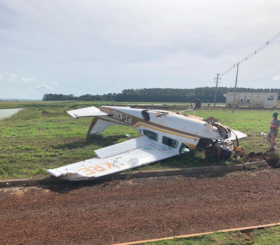Piloto sobrevive após avião cair em pátio de uma indústria, em Dourados. — Foto: Redes sociais