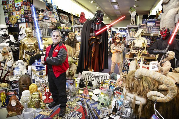 Americano Steve Sansweet aparece no Guinness como dono da maior coleção de itens de 'Star Wars' (Foto: Guinness World Records/AFP)
